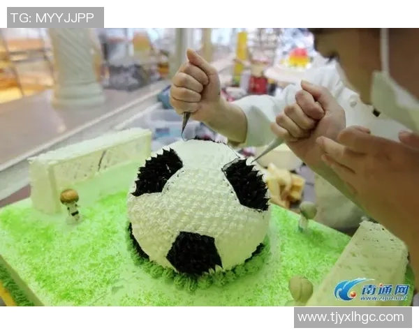 足球明星莱万的创意蛋糕设计带你领略甜蜜与激情的完美结合